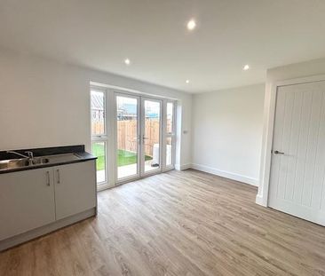3 bedroom semi-detached house to rent - Photo 6
