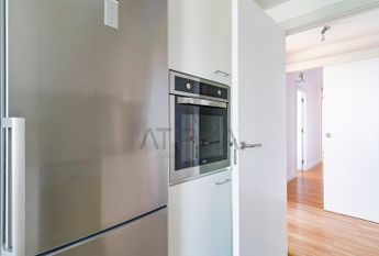 Piso en alquiler de cuatro habitaciones junto al Teatre Nacional de Cataluña, Barcelona