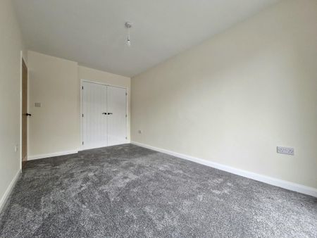 3 bedroom semi-detached bungalow to rent - Photo 4