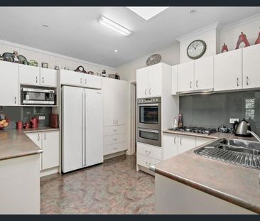 Charming Home - Photo 6