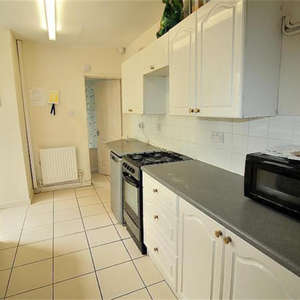 1 bedroom in a house share to rent - Photo 2