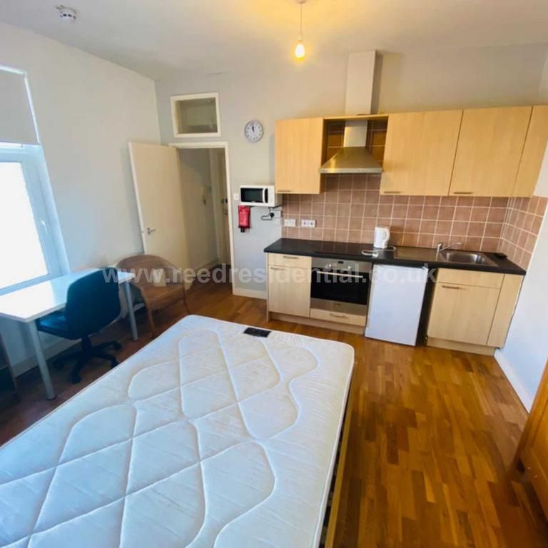 Studio to rent - Photo 1