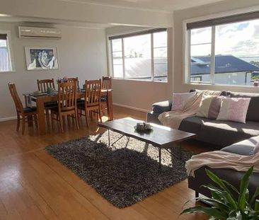 5-Bedroom, 2-Bathroom Family Home in Stanmore Bay - Photo 2