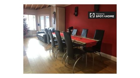 Room for rent in 4-bedroom house in Sandyford, Dublin - Photo 2