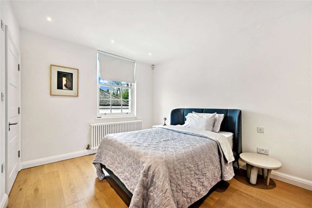 A beautifully refurbished gated residence on Abbey Road, NW8, with private parking for four cars - Photo 1