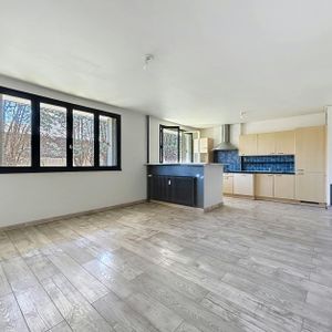 Lyon 8ème : Spacieux T2 avec cuisine aménagée, cave et parking - Photo 2