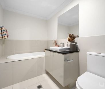 Modern townhome living with fresh upgrades - Photo 5