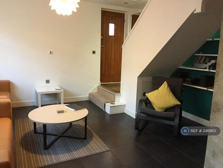 3 bedroom semi-detached house to rent - Photo 2