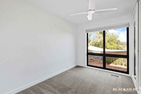 Spacious & Comfortable 4-Bedroom Family Home in Fraser - Photo 3