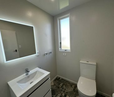 Tastefully renovated throughout and close to the beach! - Photo 4