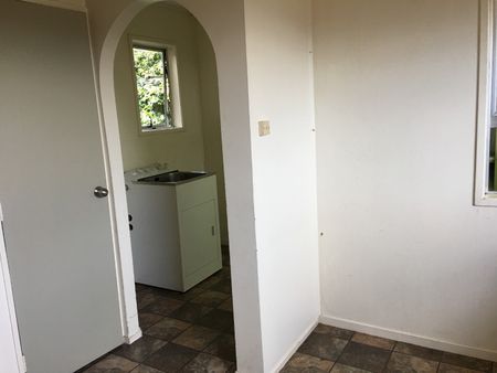 Town house with fenced garden and garage - Photo 3