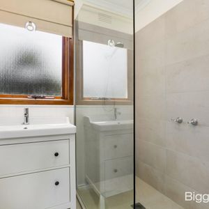 Light-Filled Family Home in Prime Location within Brentwood School Zone - Photo 3