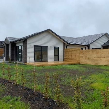 2 Bedroom in Riverhead - Photo 3