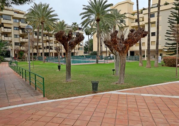 Encantador Piso Reformado en La Carihuela en urbanización con Piscina y Tenis en primera l – tor507ts1