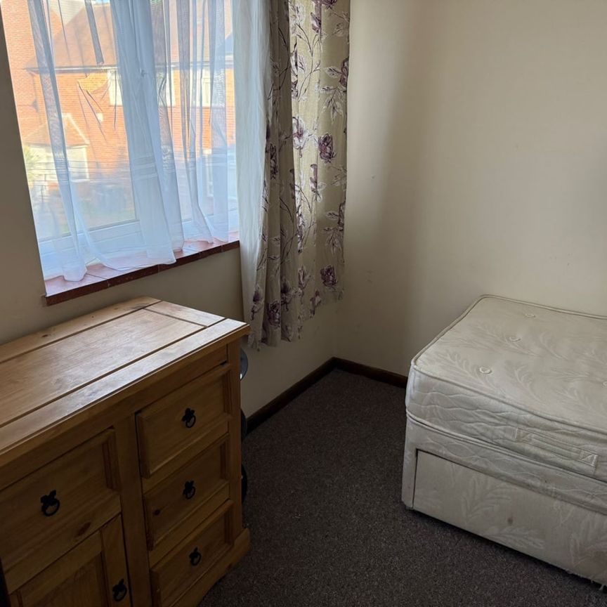 Room in a Shared House, Park Street, LU1 - Photo 1