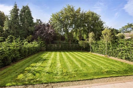 A beautifully presented executive home in a private gated development in central Esher. Offering contemporary & adaptable accommodation across 3 floors. - Photo 3