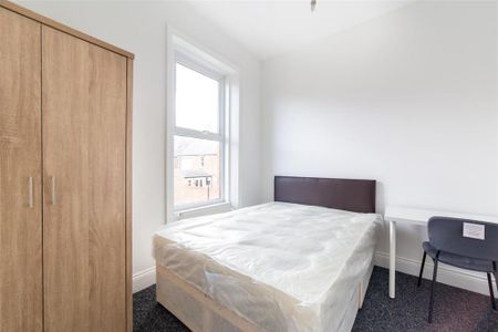 3 bedroom flat to rent - Photo 4