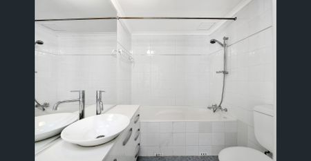 Oversized 3 bedroom with entertainer's balcony - Photo 4