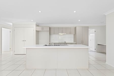 MODERN FAMILY HOME IN FANTASTIC LOCATION - Photo 3