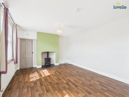 3 bedroom Detached house To Let - Photo 2