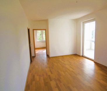 Sonnige 2-Raumwohnung mit verglastem Balkon und Einbauküche. - Photo 3