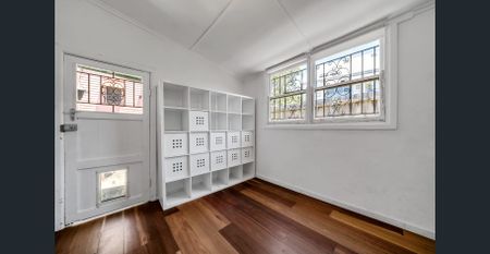 Charming three bedroom cottage in quiet laneway setting - Photo 2