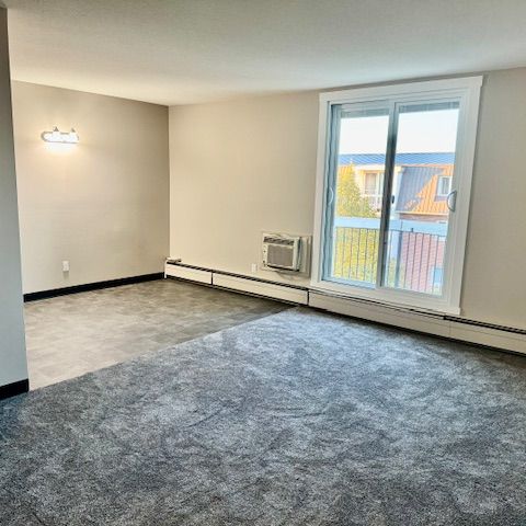 🏡 Newly Renovated 2 Bedroom - Photo 1