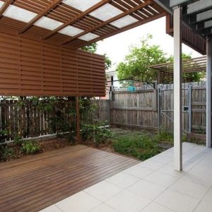 Contemporary townhouse in great location! - Photo 2