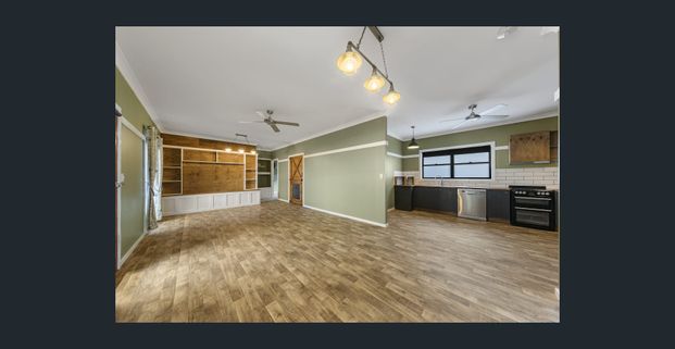 Private residence with large barn shed - Photo 1