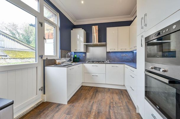 4 bedroom flat to rent - Photo 1