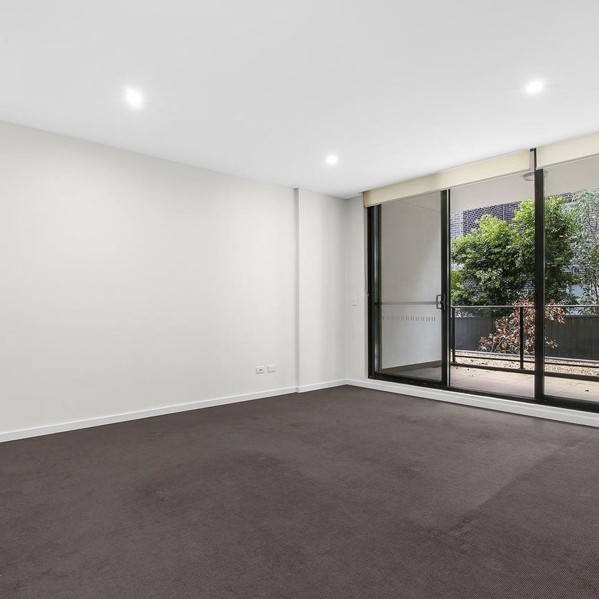 Prime location large 2-bedroom - Photo 1