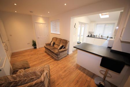 1 bedroom in a house share to rent - Photo 2