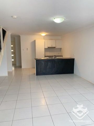 CONVENIENT MODERN 3 BEDROOM TOWNHOUSE CLOSE TO PUBLIC TRANSPORT - Photo 3