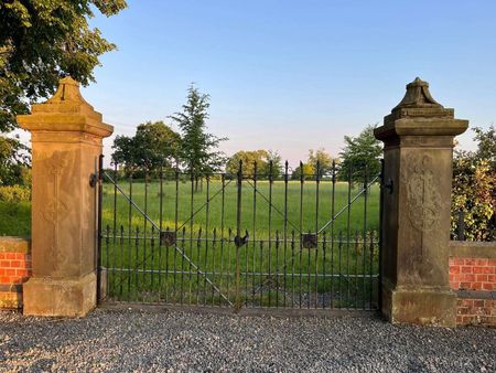 Detached Lodge House on a Rural Estate - Photo 4