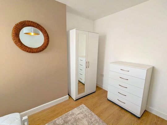 1 bedroom in a flat share to rent - Photo 1