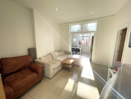 6 bedroom semi-detached house to rent - Photo 3