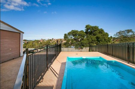 LARGE 4 BEDROOM HOME WITH A POOL! - Photo 2