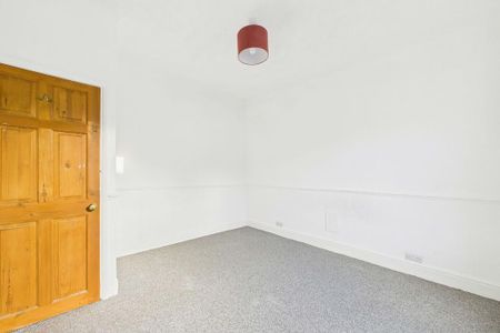 3 bedroom flat to rent - Photo 3