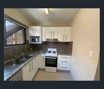 Spacious, Air conditioned unit on the top floor - Photo 1