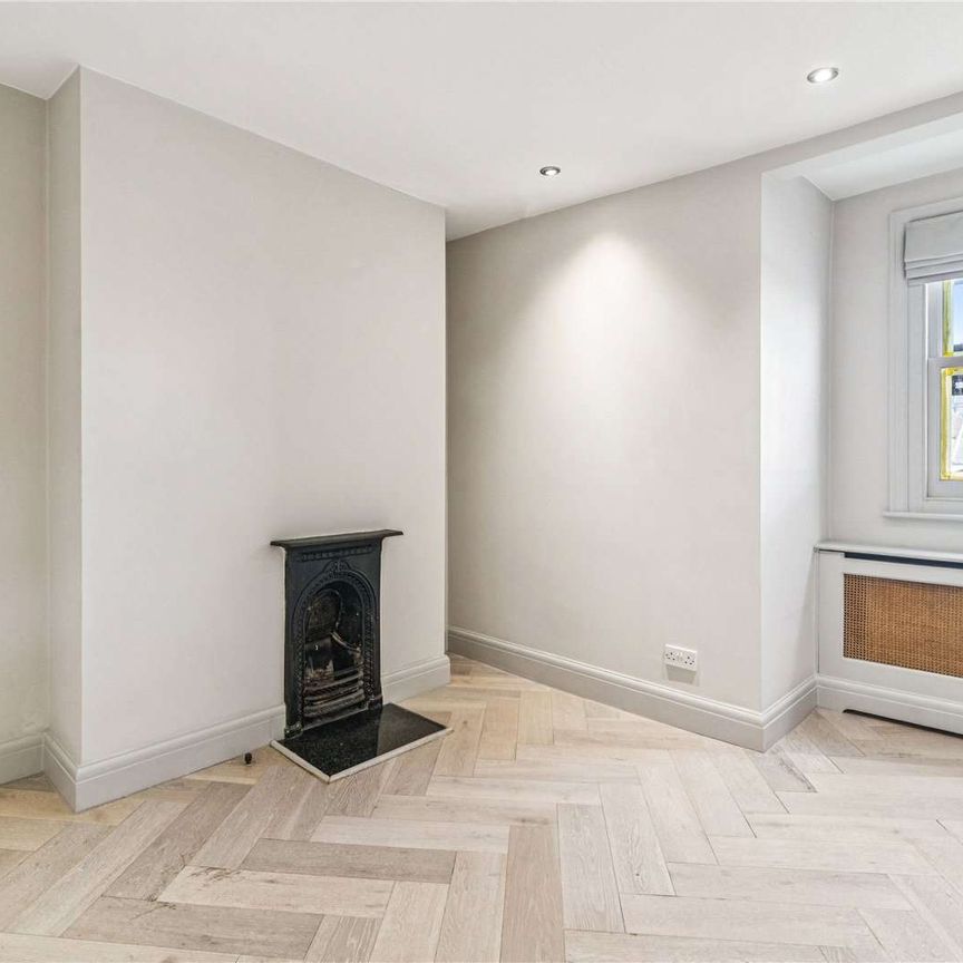 A beautifully presented one-bedroom top floor apartment located just moments from Clapham Junction Station. - Photo 1