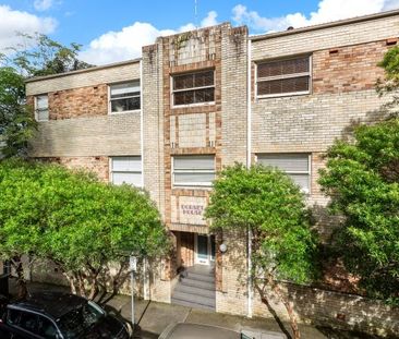 Charming One Bedroom Apartment, Footsteps from Edgecliff Eastpoint ... - Photo 3