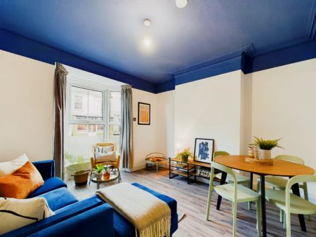 6 Bedroom House - Photo 3