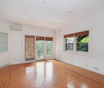 APG - Light-filled apartment offers easy living in a boutique complex. - Photo 5