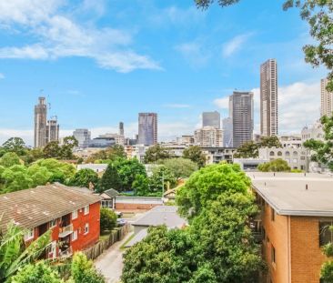 Three bedroom recently updated apartment - Photo 2