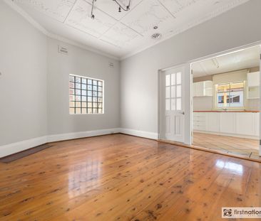 Charming Three Bedroom Cottage Close to Town - Photo 3