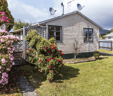 Comfortable, Spacious Living with Room to Move - Photo 4