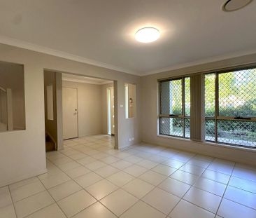 SPACIOUS FAMILY LIVING IN A QUIET AND CONVENIENT LOCATION - Photo 4