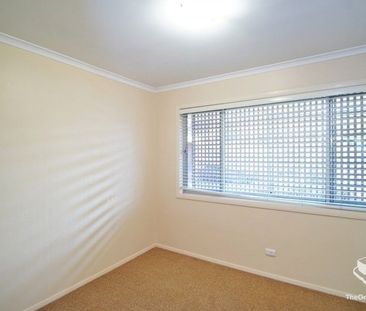 Walking to shopping, close to school - Photo 6