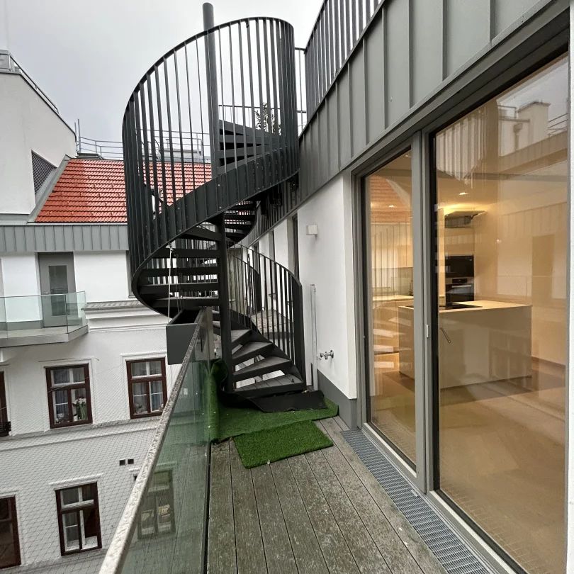 1010! Topmodernes 2-Zimmer DG mit zwei Balkonen und schöner Dachterrasse! - Foto 1