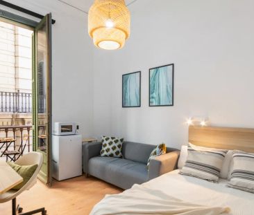 Room in a shared 9-bedroom apartment for rent in El Gòtic, perfect for professionals and students - Photo 4